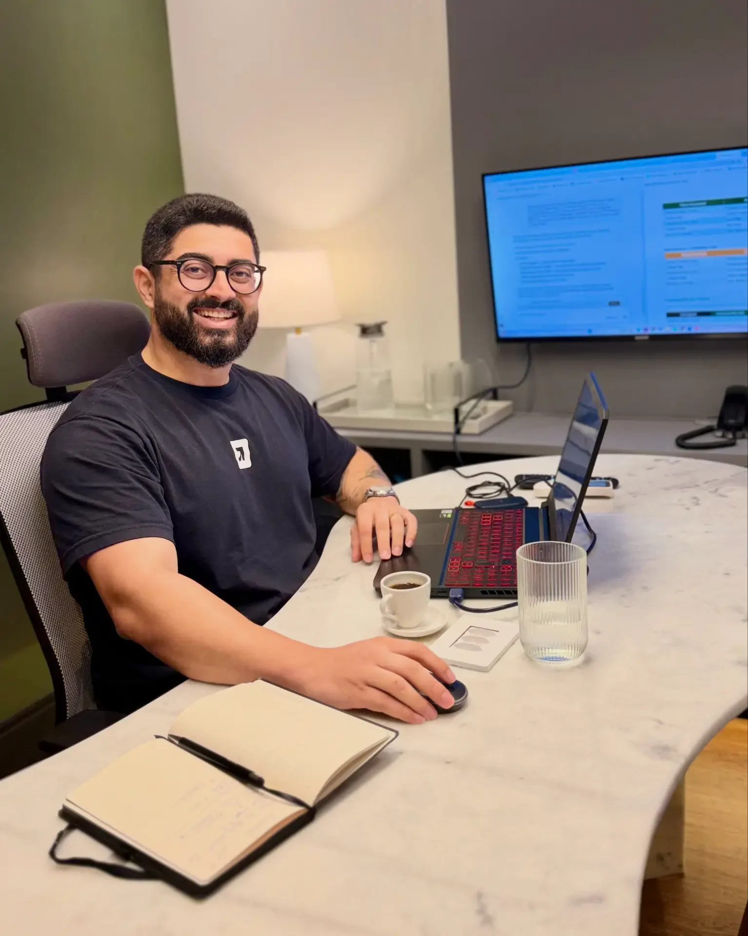 Rodrigo, fundador da Bora Criativa, em sua mesa de trabalho