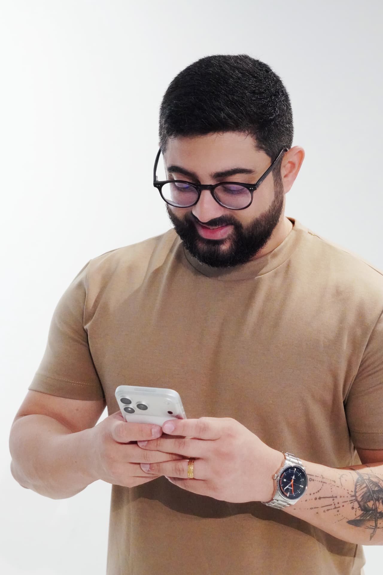 Rodrigo respondendo mensagens de clientes no celular